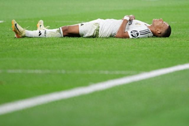 曼晚：斯通斯本轮联赛有望复出，鲍伯、多库预计明年1月回归（曼彻斯特晚报：斯通斯有望赶上本轮联赛，鲍伯与多库预计明年1月复出）