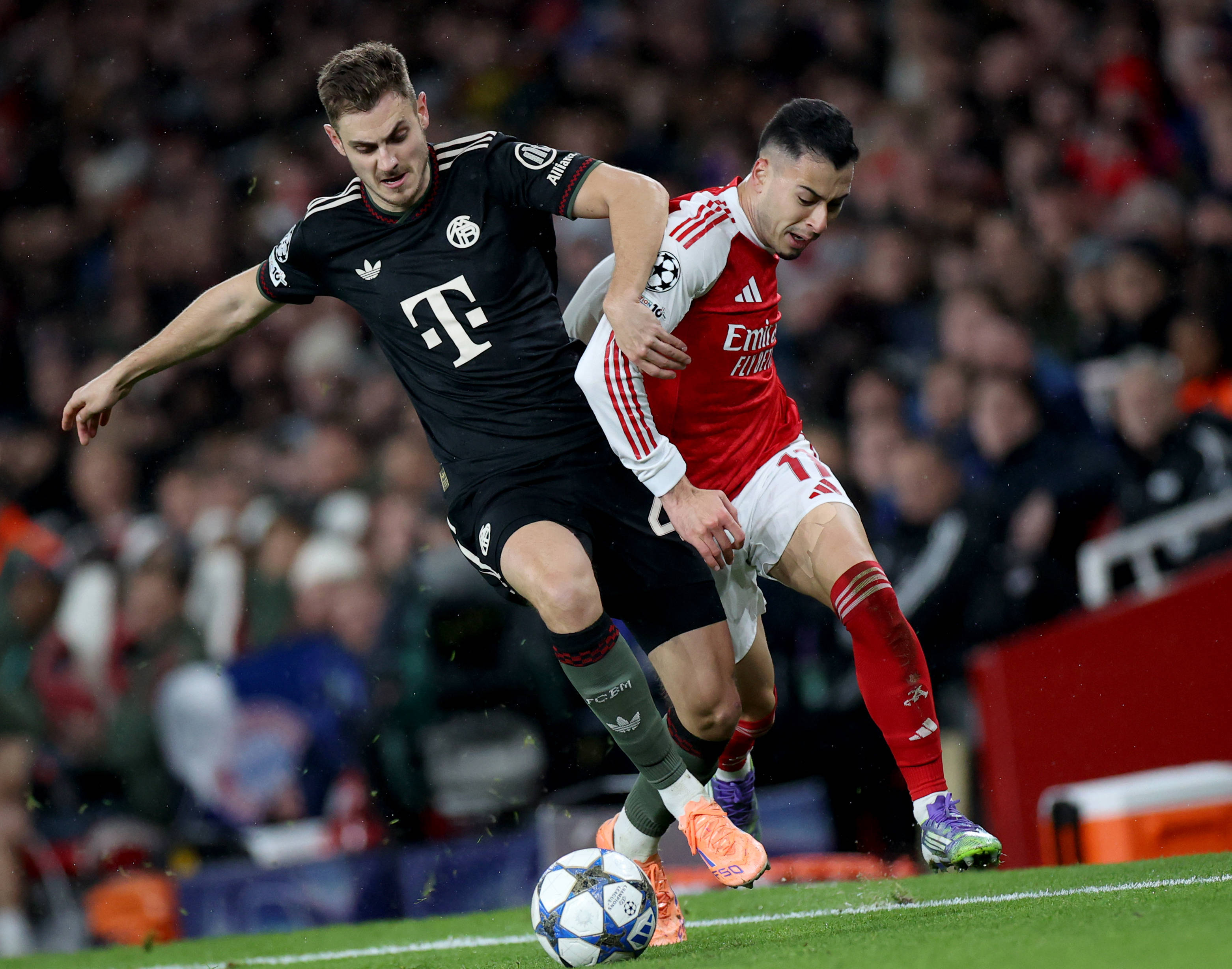 欧冠赛前穆里尼奥与两名昔日弟子重逢，并亲吻了斯内德的光头（欧冠赛前，穆里尼奥与两位旧将重逢，还亲吻了斯内德的光头）