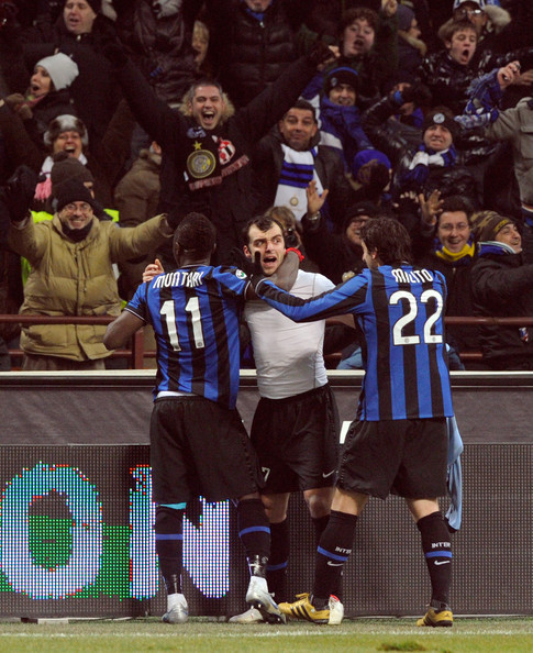 足球国足门将扑出关键点球，助球队惊险取胜（国足门将力拒关键点球，助队惊险取胜）