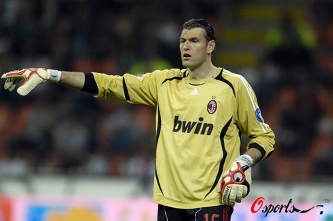 韩国女星穿曼联曼城球衣聚餐。左边是韩国国门金承奎...