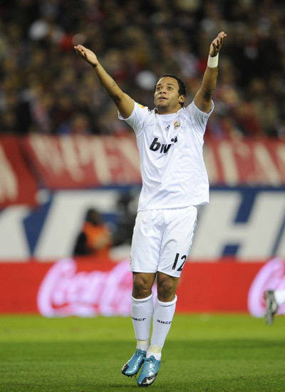 从前的对手再度相遇，博格巴与萨内欧冠相遇赛后寒暄（旧敌重逢：博格巴与萨内欧冠赛后握手致意）