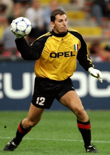 每体：DV9接近与米兰达成协议，巴萨已基本放弃引进前者（每体：DV9接近与米兰敲定加盟，巴萨基本放弃追逐）